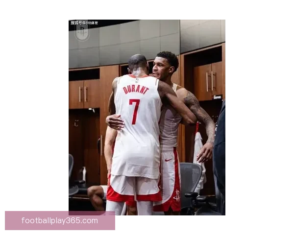 开心庆祝！火箭队更衣室泼水祝贺杜兰特 乌度卡将比赛用球交给阿杜